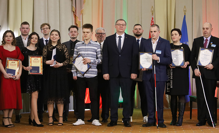 Первые выпускники с нарушениями зрения и слуха Минского колледжа цифровых технологий
