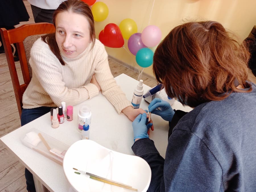В Городке женщины с инвалидностью стали участницами благотворительной акции: им бесплатно сделали маникюр и стрижки