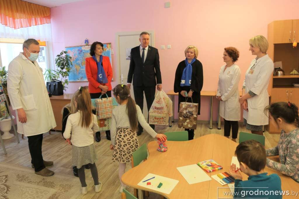 Фотофакт: к детям-инвалидам из Гродненского областного центра медицинской реабилитации пришли в гости