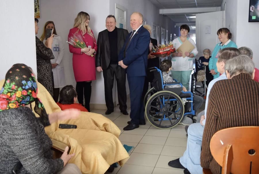 Фотофакт: Виктор Лискович посетил престарелых и инвалидов из Мурованского дома-интерната