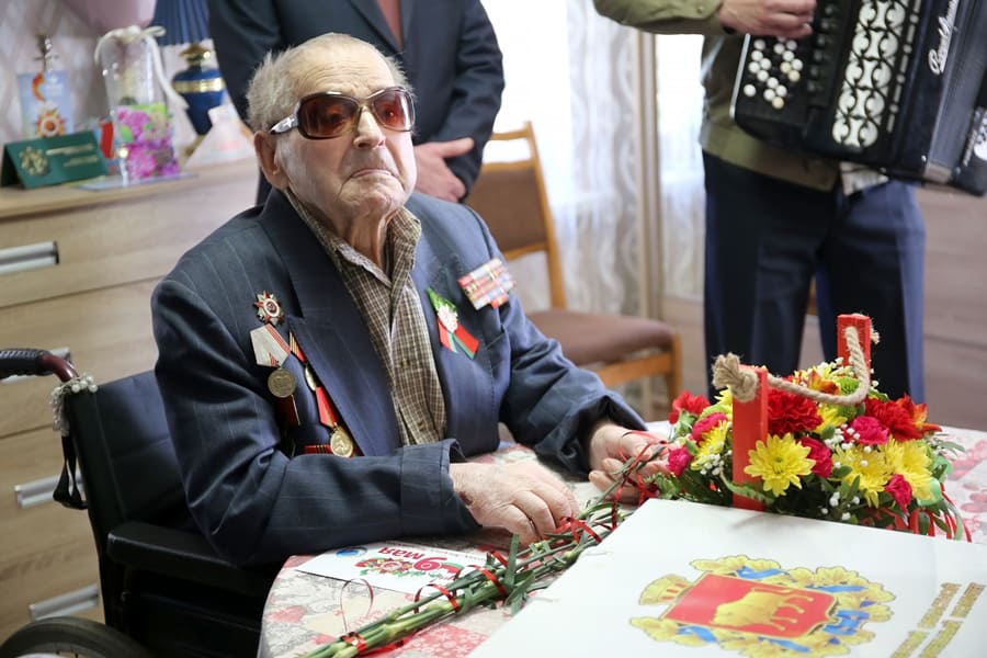 В Лиде 98-летнему инвалиду Великой Отечественной войны вручили подарки от председателя Гродненского облисполкома