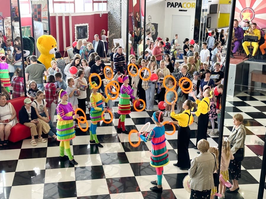 В Гомеле для детей организовали инклюзивный праздник с дегустацией мороженого и киносеансом