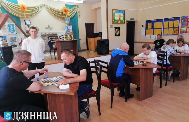В Щучине районный турнир по русским шашкам объединил людей с инвалидностью и подопечных домов-интернатов